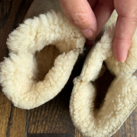 Erin UGG baby moccasin boots - Picture 8 of 9